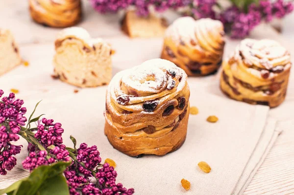 Kuru üzümlü geleneksel Kraffin. Arka planda leylak rengi