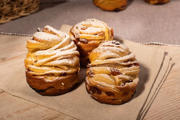 Üstünde kuru üzüm ve şeker olan bir Kraffin.