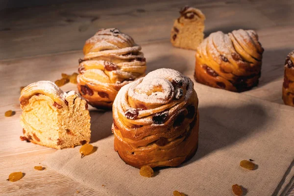 Üstünde kuru üzüm ve şeker olan bir Kraffin.