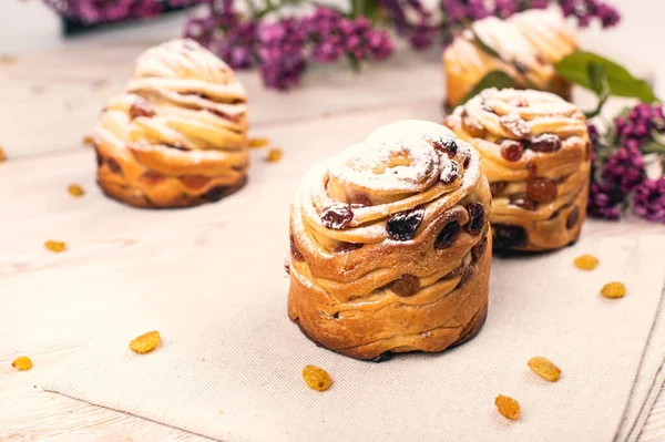 Kuru üzümlü geleneksel Kraffin. Arka planda leylak rengi