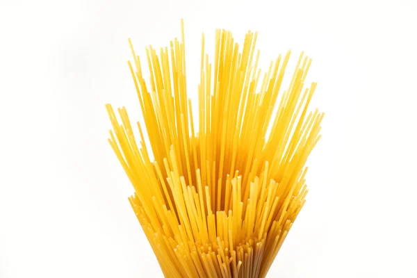 Beyaz arkaplanda spagetti