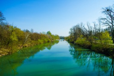Yeşil orman akan mavi nehir