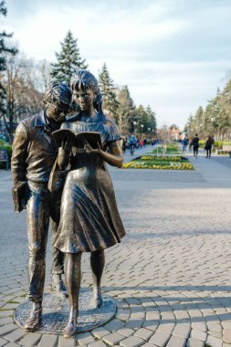 Krasnodar, Rusya - 06 Nisan 2018: anıt Shurik ve Lida Krasnodar Merkezi. Alexander Boulevard 