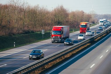 Mönchengladbach, Almanya - 07 Şubat 2018: Karayolu ulaşım otomobil ve kamyon ile