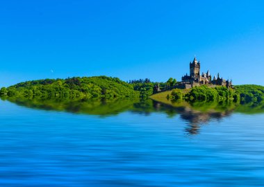 Kale nehir tarafında. kale ve bir su birikintisi