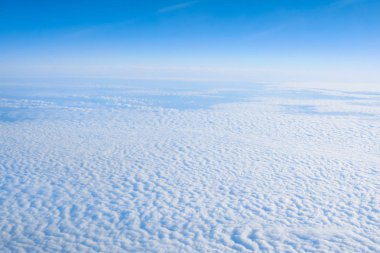 Uçak penceresinden bulutlar