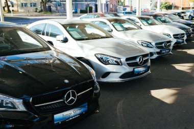 Mönchengladbach, Almanya - 30 Nisan 2017: Office resmi satıcısı Mercedes-Benz. Mercedes-Benz Alman otomobil üreticisi olduğunu