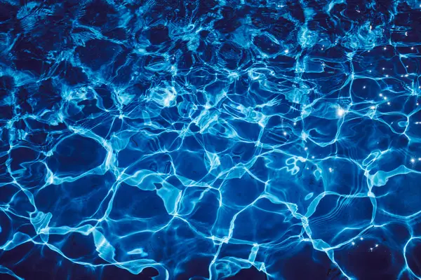 Yüzme havuzunda mavi yırtık su