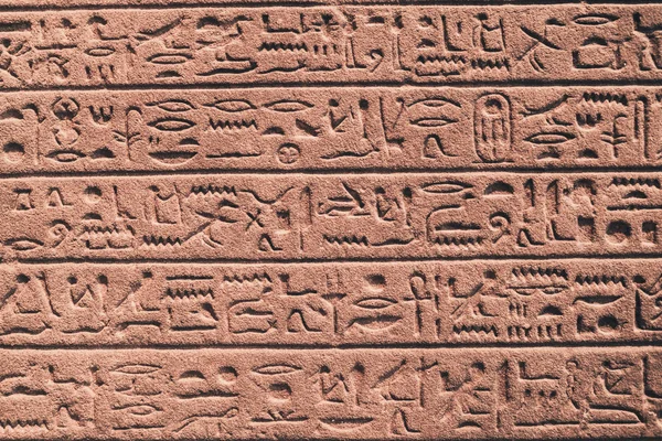 Mısır hiyeroglifleri taşa oyulmuş