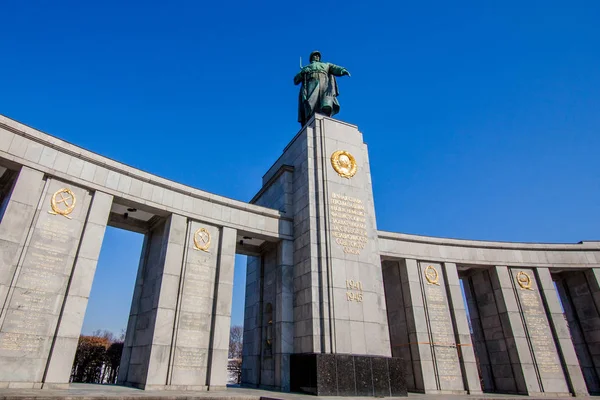 苏联战争纪念馆 它是在柏林的几个战争纪念品之一 — 图库照片