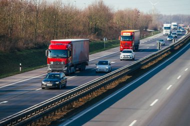 Mönchengladbach, Almanya - 07 Şubat 2018: Trafik bir Alman karayolu üzerinde. Otoyolda sürüş araba