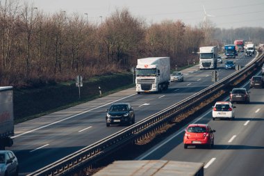 Mönchengladbach, Almanya - 07 Şubat 2018: Trafik bir Alman karayolu üzerinde. Otoyolda sürüş araba
