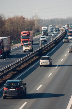 Mönchengladbach, Almanya - 07 Şubat 2018: Trafik bir Alman karayolu üzerinde. Otoyolda sürüş araba