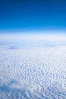 Uçak penceresinden bulutlar