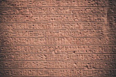 Mısır hiyeroglifleri taşa oyulmuş