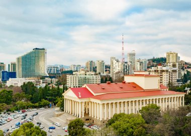 Soçi, Rusya - 06 Ocak 2018: Sochi kış tiyatro bir güneşli yaz gününde