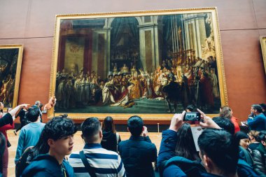 Paris, Fransa - 15 Şubat 2018: Turistlerin Louvre Müzesi sanat galerisini ziyaret edin. Louvre Müzesi dünya çapında en büyük ve en çok ziyaret edilen müzelerinden biridir