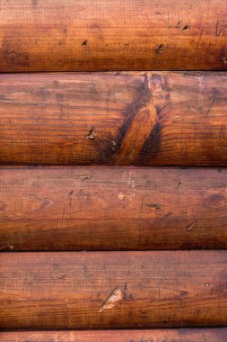 Kütüklerden ahşap duvar