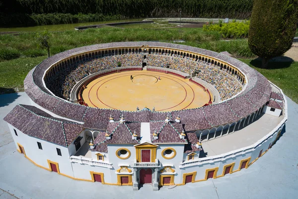 Brussels, Belçika - 05 Mayıs 2018: minyatür parkta Mini Europe - Seville, İspanya bullring çoğaltılması