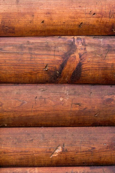 Kütüklerden ahşap duvar