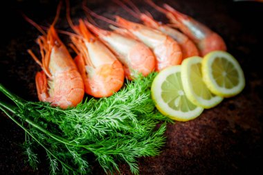  karides taş tabakta yemek için. Gıda arka plan