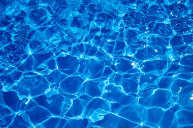 Yüzme havuzunda mavi yırtık su