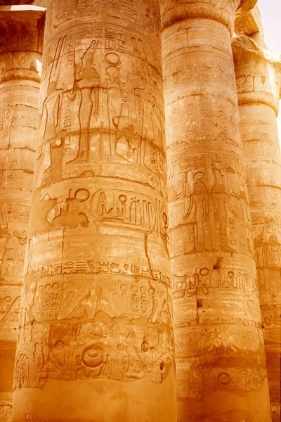 Una Columna Arenisca Egipto Columnas Cubiertas Jeroglíficos —  Fotos de Stock