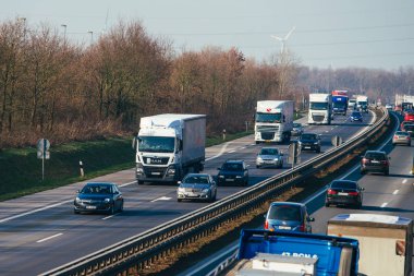 Mönchengladbach, Almanya - 07 Şubat 2018: Karayolu ulaşım otomobil ve kamyon ile