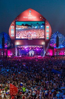 Soçi, Rusya - 7 Temmuz 2018: Futbol taraftarları kare. Sochi içinde 2018 sırasında FIFA Dünya Kupası