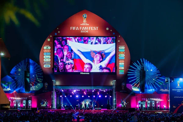 Soçi, Rusya - 7 Temmuz 2018: Futbol taraftarları kare. Sochi içinde 2018 sırasında FIFA Dünya Kupası