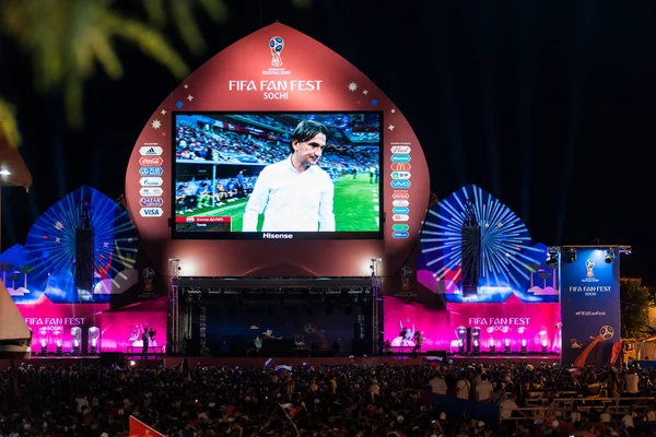 Soçi, Rusya - 7 Temmuz 2018: Futbol taraftarları kare. Sochi içinde 2018 sırasında FIFA Dünya Kupası