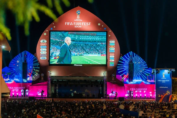 Soçi, Rusya - 7 Temmuz 2018: Futbol taraftarları kare. Sochi içinde 2018 sırasında FIFA Dünya Kupası