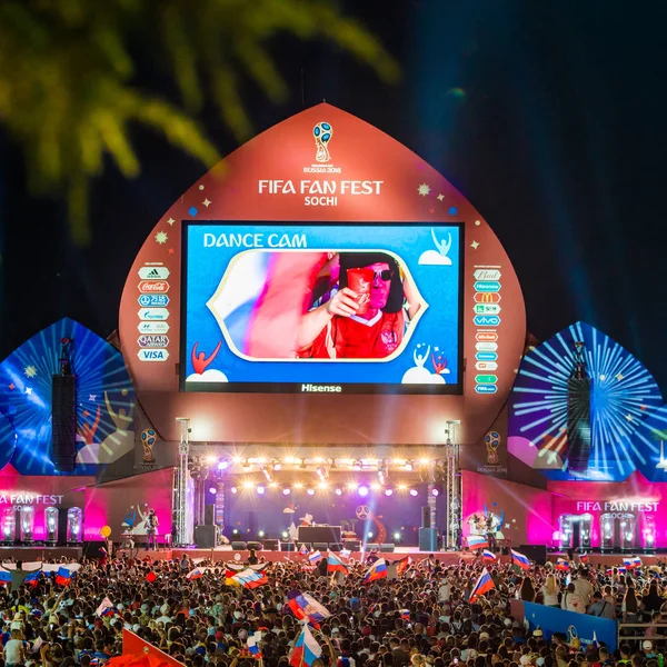 Soçi, Rusya - 7 Temmuz 2018: Futbol taraftarları kare. Sochi içinde 2018 sırasında FIFA Dünya Kupası