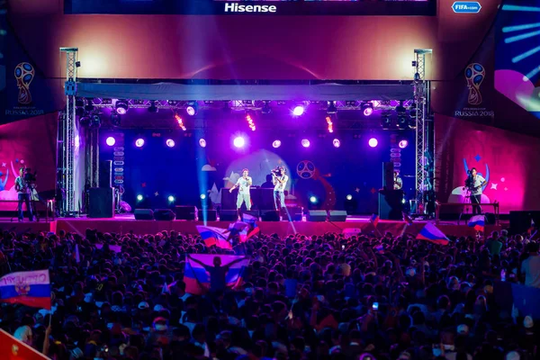 Soçi, Rusya - 7 Temmuz 2018: Futbol taraftarları kare. Sochi içinde 2018 sırasında FIFA Dünya Kupası. Rusya vs Hırvatistan