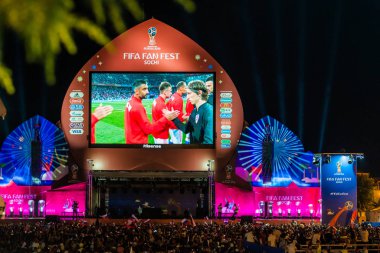 Soçi, Rusya - 7 Temmuz 2018: Futbol taraftarları kare. Sochi içinde 2018 sırasında FIFA Dünya Kupası. Rusya vs Hırvatistan