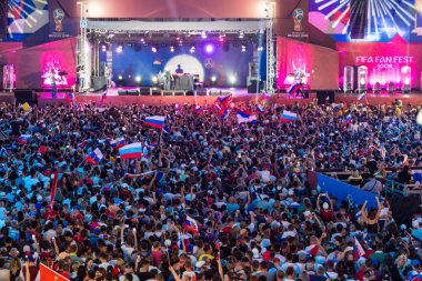 Soçi, Rusya - 7 Temmuz 2018: Futbol taraftarları kare. Sochi içinde 2018 sırasında FIFA Dünya Kupası. Rusya vs Hırvatistan