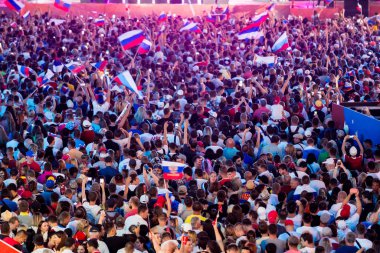 Soçi, Rusya - 7 Temmuz 2018: Futbol taraftarları kare. Sochi içinde 2018 sırasında FIFA Dünya Kupası. Rusya vs Hırvatistan