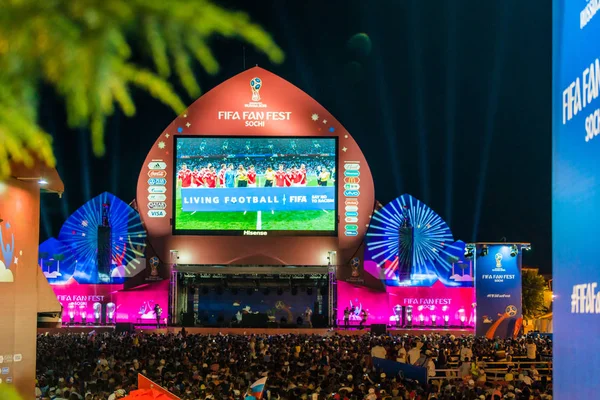 Soçi, Rusya - 7 Temmuz 2018: Futbol taraftarları kare. Sochi içinde 2018 sırasında FIFA Dünya Kupası. Rusya vs Hırvatistan