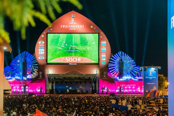 Soçi, Rusya - 7 Temmuz 2018: Futbol taraftarları kare. Sochi içinde 2018 sırasında FIFA Dünya Kupası. Rusya vs Hırvatistan