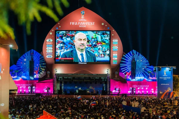 Soçi, Rusya - 7 Temmuz 2018: Futbol taraftarları kare. Sochi içinde 2018 sırasında FIFA Dünya Kupası. Rusya vs Hırvatistan