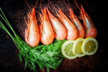  karides taş tabakta yemek için. Gıda arka plan