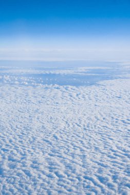 Uçak penceresinden bulutlar