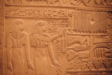 Duvarda Mısır hiyeroglifleri