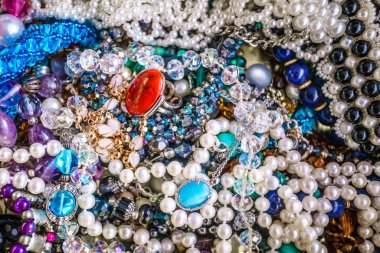 Takı. Kolye, bilezik, yüzük ve zincirler