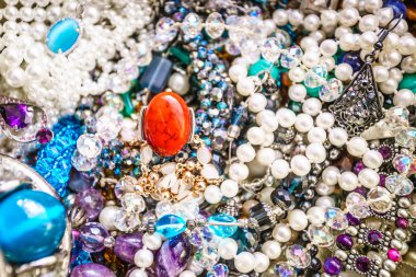 Takı. Kolye, bilezik, yüzük ve zincirler