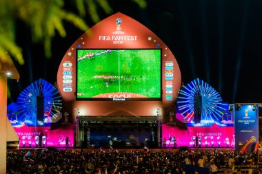 Soçi, Rusya - 7 Temmuz 2018: Futbol taraftarları kare. Sochi içinde 2018 sırasında FIFA Dünya Kupası. Rusya vs Hırvatistan