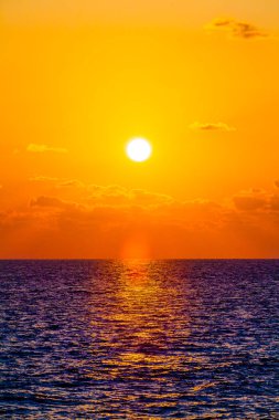 güzel gökyüzü günbatımı Denizi ile 