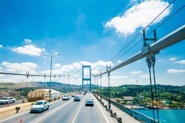 Istanbul, Türkiye - 11 Temmuz 2017: Trafik Boğaziçi Köprüsü'nde. Istanbul 'un Avrupa waterside ile Asya waterside bağlayan Boğaz köprüsünde