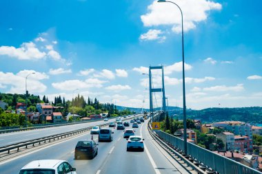 Istanbul, Türkiye - 11 Temmuz 2017: Trafik Boğaziçi Köprüsü'nde. Istanbul 'un Avrupa waterside ile Asya waterside bağlayan Boğaz köprüsünde