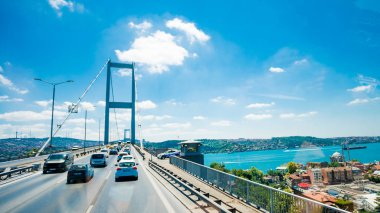 Istanbul, Türkiye - 11 Temmuz 2017: Trafik Boğaziçi Köprüsü'nde. Istanbul 'un Avrupa waterside ile Asya waterside bağlayan Boğaz köprüsünde